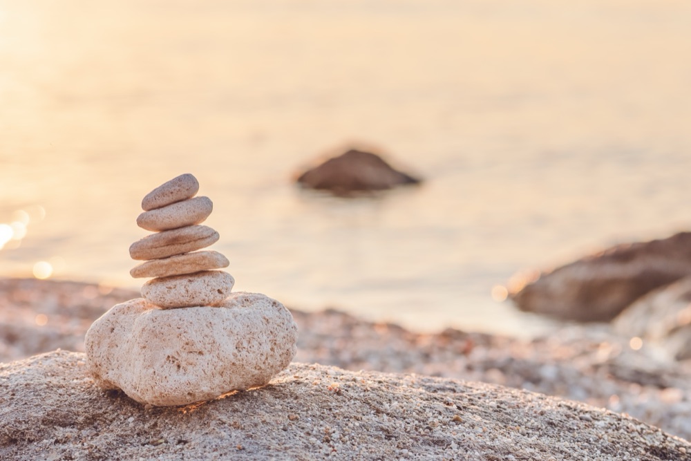 Sassi in equilibrio sulla spiaggia al tramonto